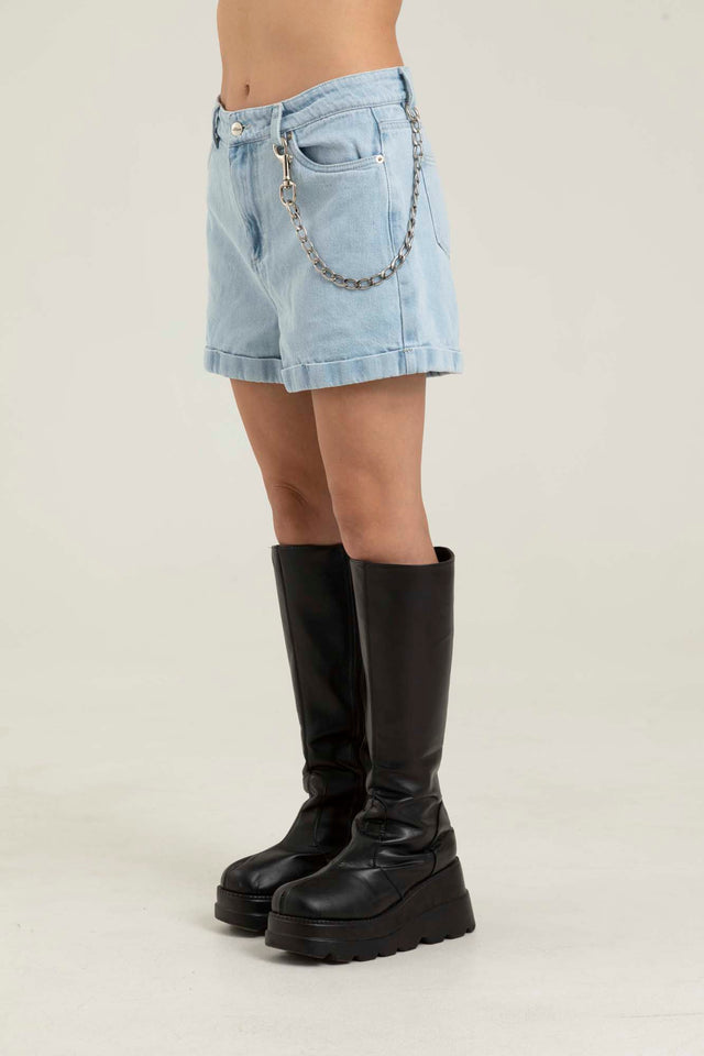 LIGHT WASH DENIM SHORT
