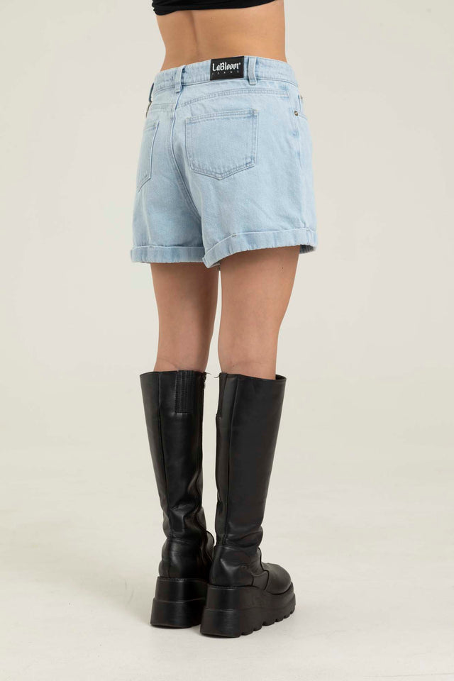 LIGHT WASH DENIM SHORT
