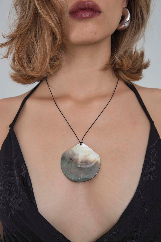 SHELL PENDANT NECKLACE