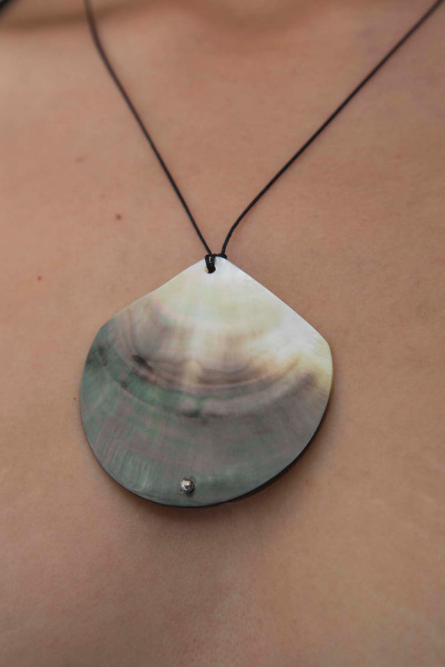 SHELL PENDANT NECKLACE